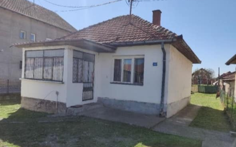 Povoljno! Na prodaju starija kuca površine 70m2 u ul. Milovana Glišića-Bijeljina