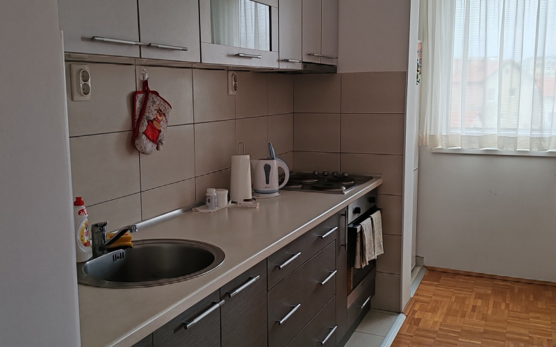 Na prodaju - Namješten trosoban stan (51m²) u Majevičkoj ulici, Bijeljina.