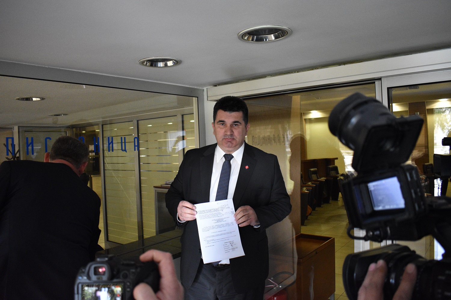 Načelnik Lopara donio peticiju u Banjaluku: Građani strahuju od rudnika litijuma (FOTO / VIDEO)