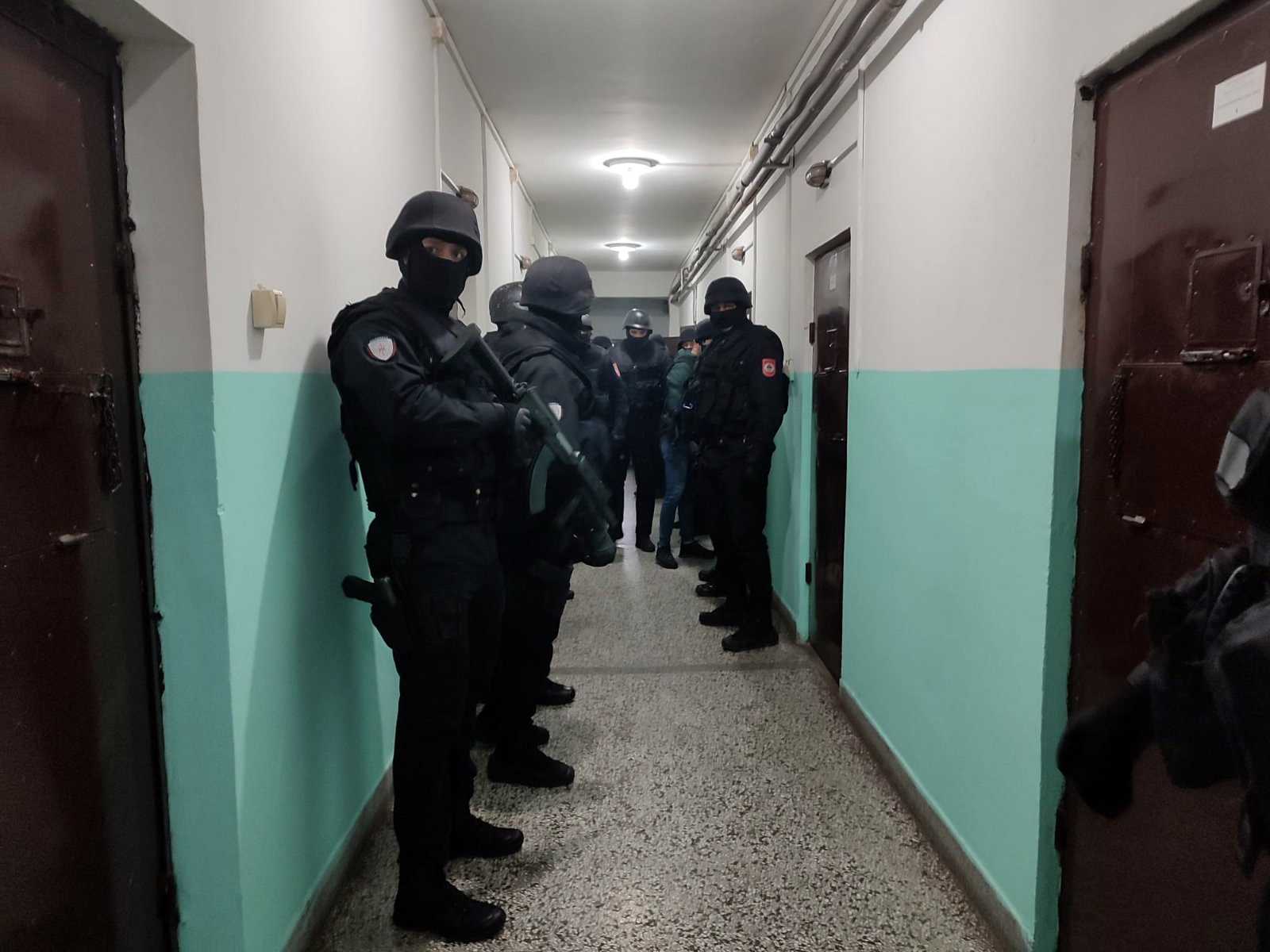 Bijeljina: Nakon pretresa u bijeljinskom zatvoru, tri lica sprovedena u policiju